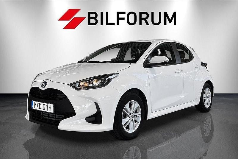 Vit Begagnad 2023 Toyota Yaris Hybrid Active Halvkombi | 218 800 kr (Marknadspris) - Bild 1/4