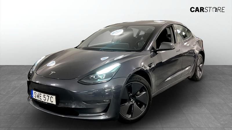 Grå Begagnad 2023 Tesla Model 3 Long Range AWD Sedan | 384 900 kr (Marknadspris) - Bild 1/4