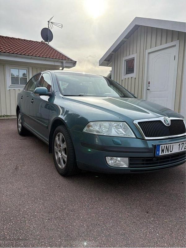 Grön Begagnad 2005 Skoda Octavia Halvkombi | 17 500 kr (Marknadspris) - Bild 1/4