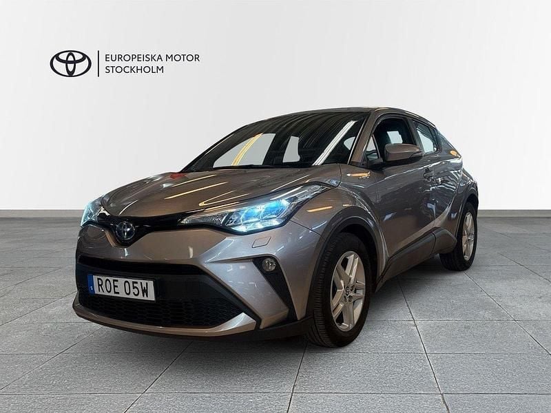 Mörkgrå (grå) Begagnad 2020 Toyota C-HR+ Active SUV | 209 000 kr (Marknadspris) - Bild 1/3