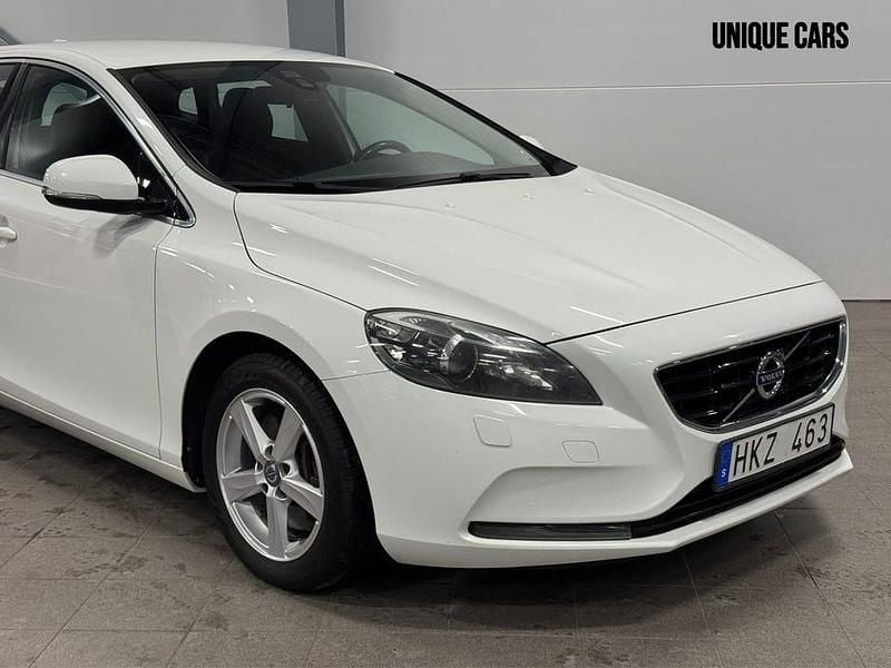 Begagnad Volvo V40 Momentum 150 HK (110 kW) 2013 Vit Halvkombi