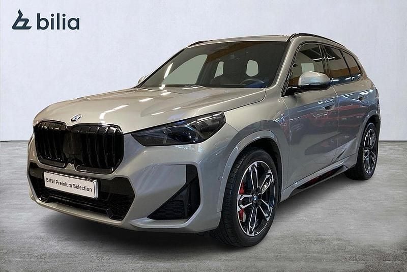 Grå Begagnad 2025 BMW X1 M Sport SUV | 479 800 kr (Dyr) - Bild 1/4