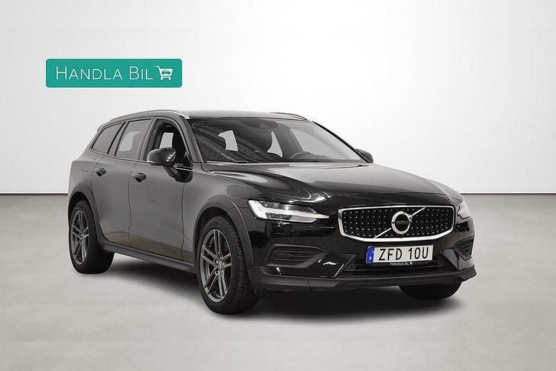 Begagnad Volvo V60 CC Momentum 197 HK (144 kW) 2022 Svart Kombi