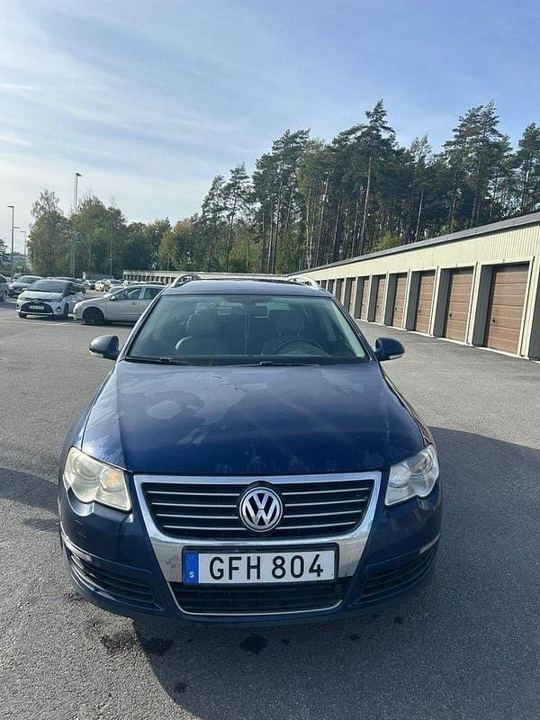 Blå Begagnad 2007 VW Passat Highline Kombi | 29 999 kr (Marknadspris) - Bild 1/4