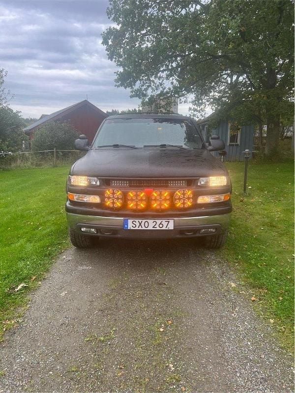 Grå Begagnad 2002 Chevrolet Tahoe SUV | 75 000 kr - Bild 1/4