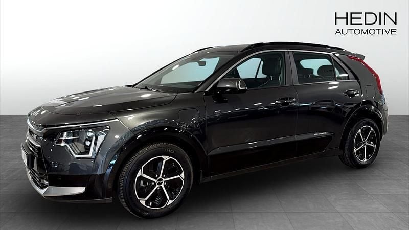 Grå (grey) Begagnad 2023 Kia Niro SUV | 329 900 kr (Marknadspris) - Bild 1/4