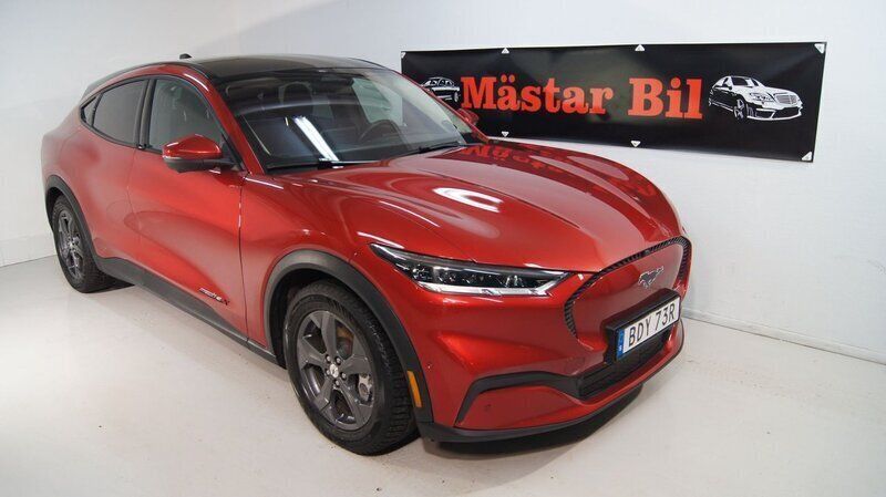 Röd Begagnad 2021 Ford Mustang Mach-E Trend SUV | 499 900 kr - Bild 1/4