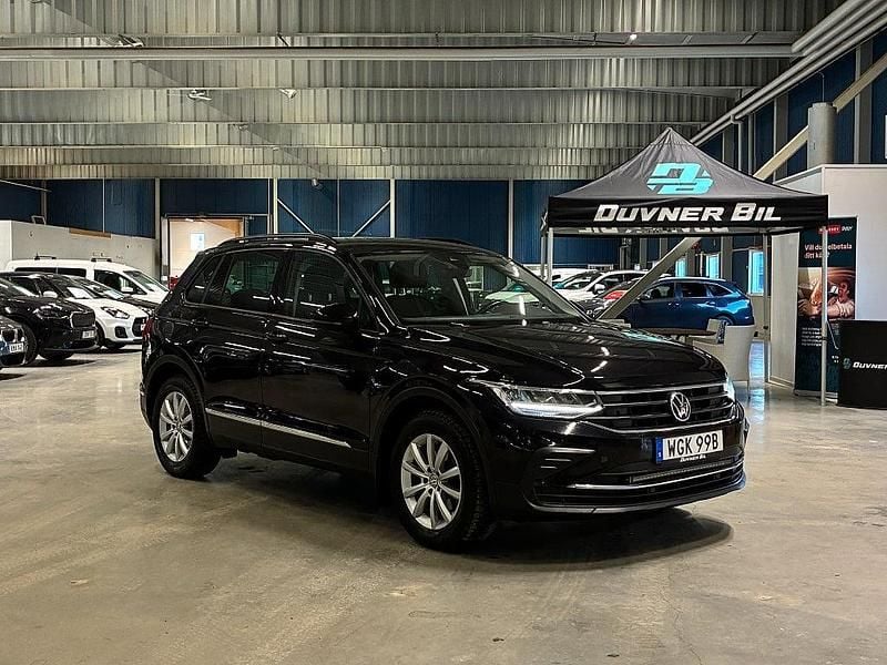 Svart Begagnad 2021 VW Tiguan SUV | 229 900 kr (Marknadspris) - Bild 1/4