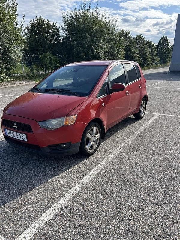 Röd Begagnad 2011 Mitsubishi Colt Halvkombi | 25 000 kr (Marknadspris) - Bild 1/4