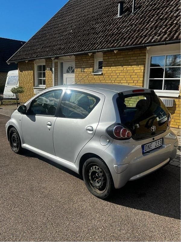 Silver Begagnad 2009 Toyota Aygo Halvkombi | 34 500 kr (Marknadspris) - Bild 1/3