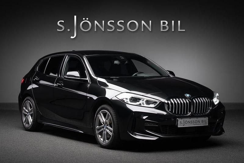 Safirsvart metallic Begagnad 2024 BMW 118 M Sport Halvkombi | 299 000 kr (Marknadspris) - Bild 1/4