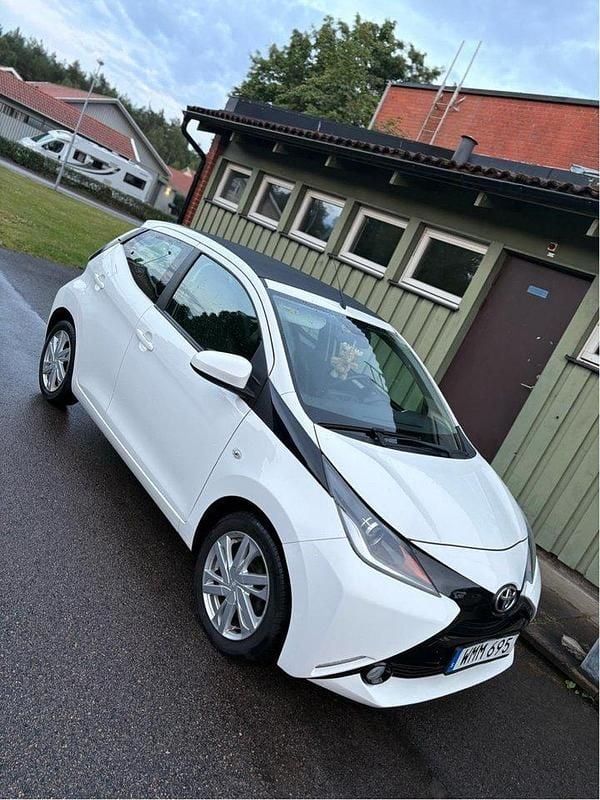 Vit Begagnad 2015 Toyota Aygo X-wave Halvkombi | 69 000 kr (Marknadspris) - Bild 1/4