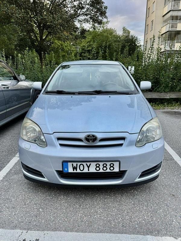 Blå Begagnad 2005 Toyota Corolla Halvkombi | 35 000 kr (Marknadspris) - Bild 1/4