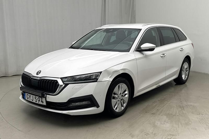 Vit Begagnad 2022 Skoda Octavia | 155 000 kr (Marknadspris) - Bild 1/4