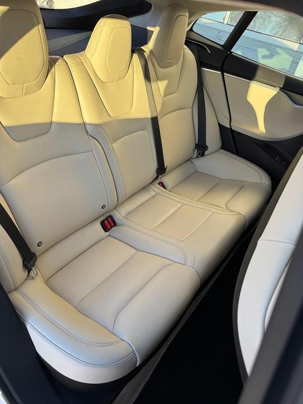 Begagnad Tesla Model S 235 kW (320 HK) 2017 Metallic Halvkombi