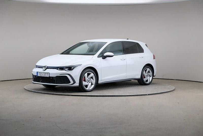 Pure white (solid) Begagnad 2020 VW Golf VIII GTE Halvkombi | 279 000 kr (Marknadspris) - Bild 1/4