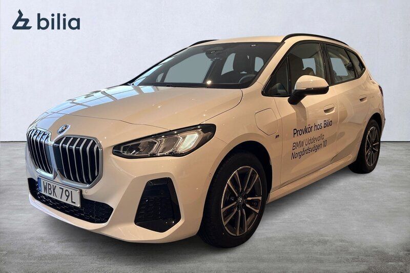 Vit Begagnad 2024 BMW 225 Active Tourer M Sport Minibuss | 499 000 kr - Bild 1/4