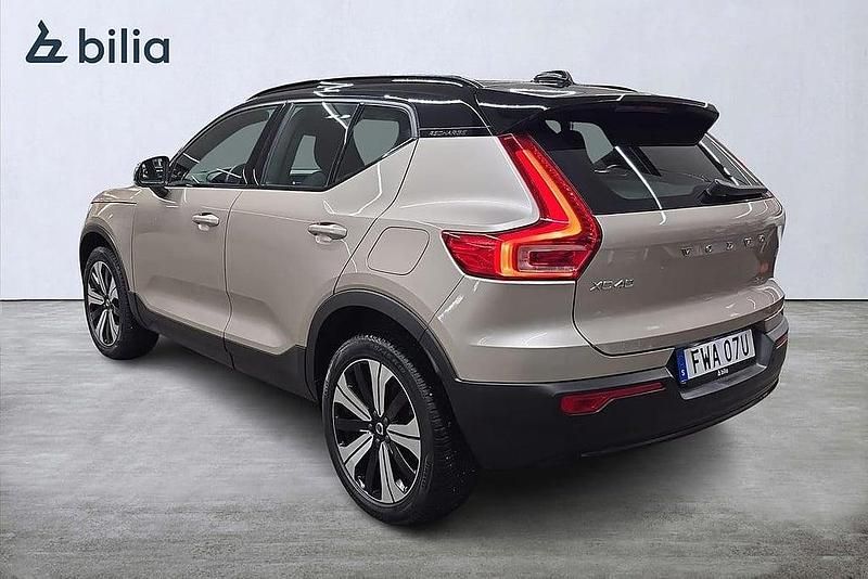 Begagnad Volvo XC40 Plus 185 kW (252 HK) 2022 Ljusgrå SUV