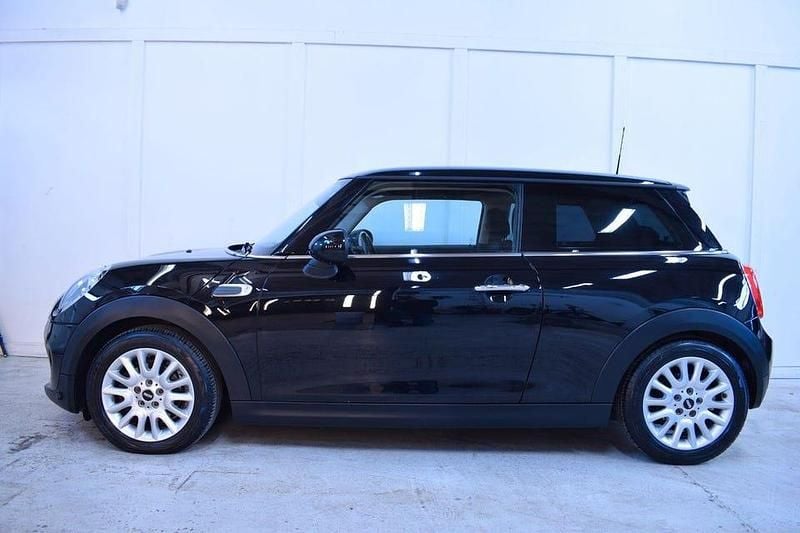 Svart Begagnad 2014 Mini Cooper D Halvkombi | 99 900 kr (Marknadspris) - Bild 1/4