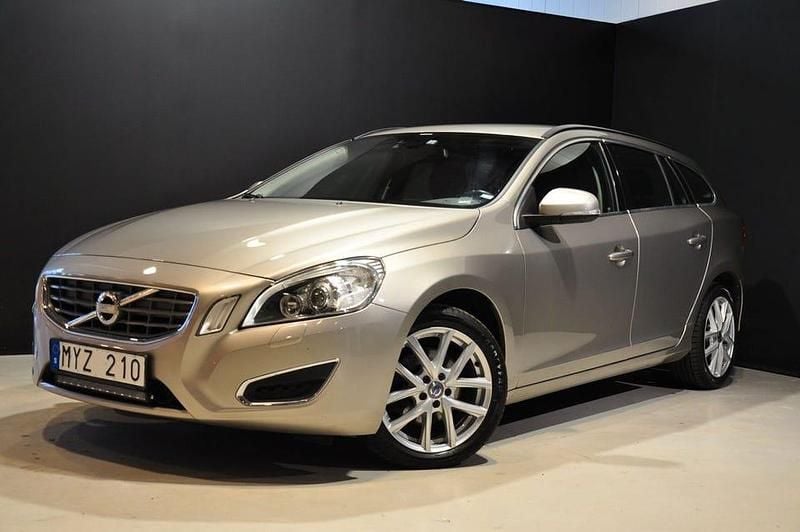 Ljusbrun (brun) Begagnad 2012 Volvo V60 Momentum Kombi | 124 000 kr (Marknadspris) - Bild 1/4