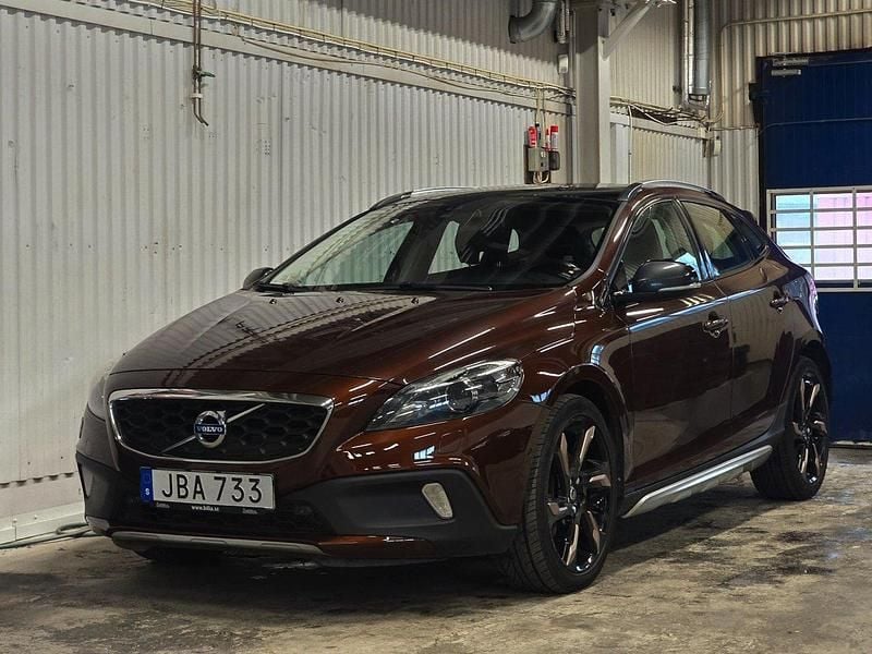 Brun Begagnad 2015 Volvo V40 CC Kombi | 148 999 kr (Marknadspris) - Bild 1/4