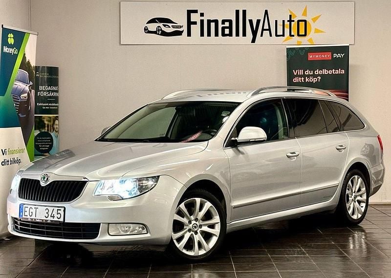 Silver Begagnad 2012 Skoda Superb Ambition Kombi | 118 900 kr (Marknadspris) - Bild 1/4