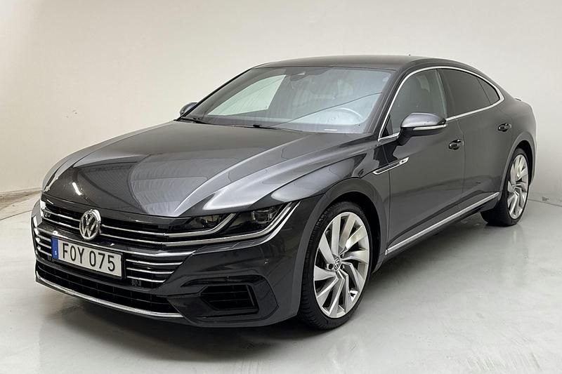 Mörkgrå Begagnad 2018 VW Arteon GTS | 239 800 kr (Marknadspris) - Bild 1/4