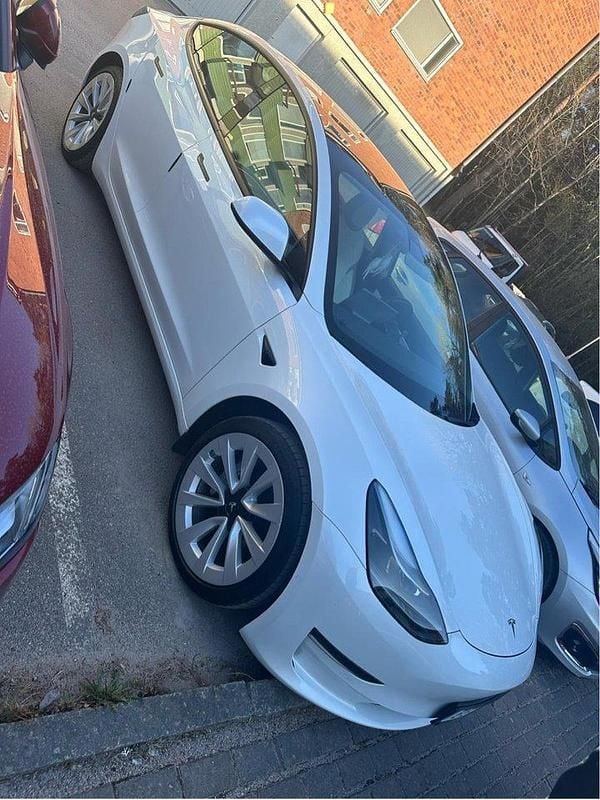 Vit Begagnad 2021 Tesla Model 3 Long Range AWD Sedan | 299 900 kr (Marknadspris) - Bild 1/4