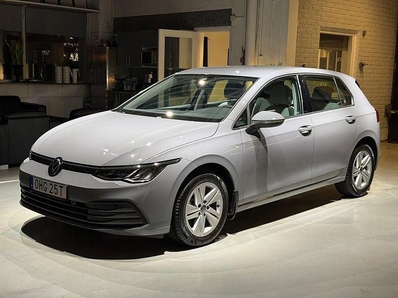 Grå Begagnad 2022 VW Golf VIII Halvkombi | 259 000 kr (Bra pris) - Bild 1/4
