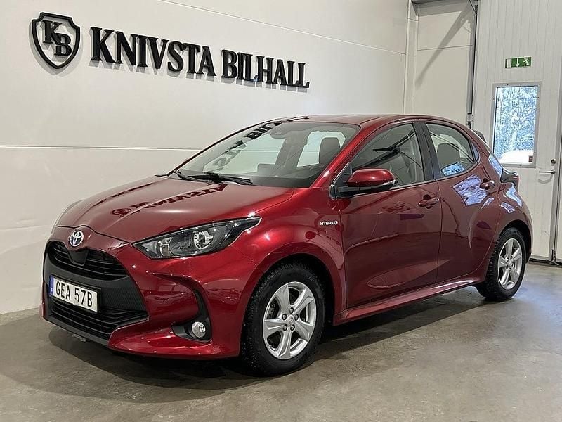 Röd Begagnad 2021 Toyota Yaris Hybrid Active Halvkombi | 158 900 kr (Bra pris) - Bild 1/4