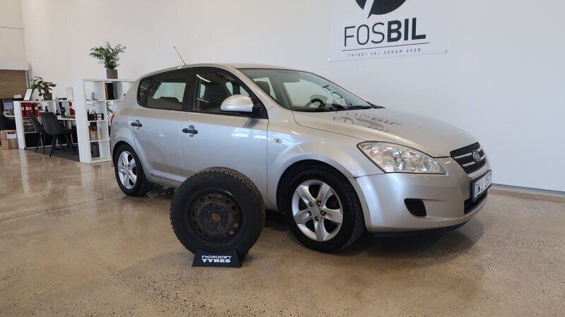 Silver Begagnad 2009 Kia Ceed 4 Halvkombi | 29 900 kr (Bra pris) - Bild 1/3