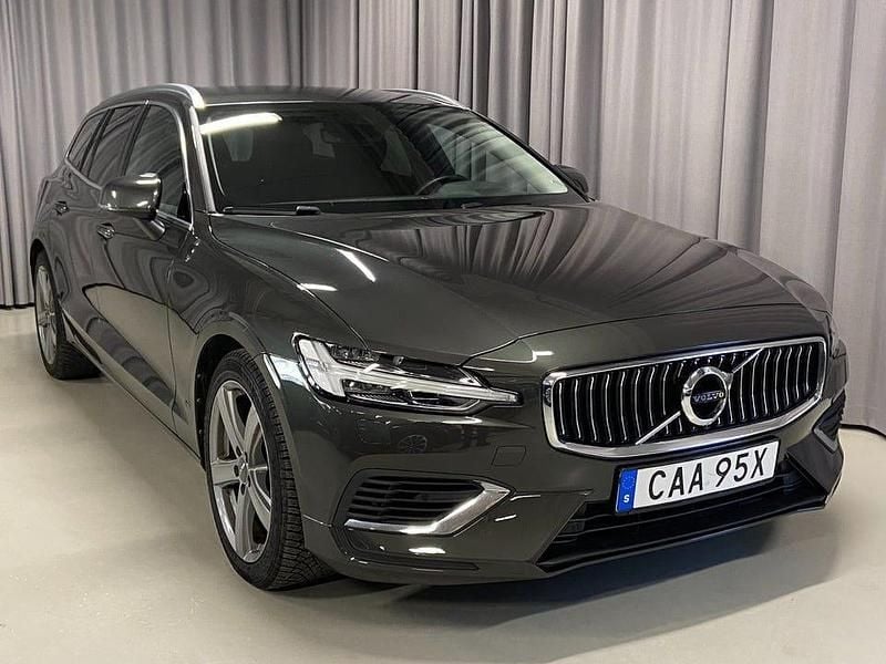 Grå Begagnad 2022 Volvo V60 Kombi | 339 900 kr - Bild 1/3