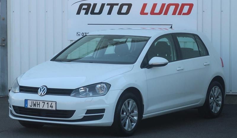 Vit Begagnad 2017 VW Golf VII Halvkombi | 109 900 kr (Bra pris) - Bild 1/4