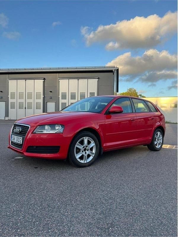Röd Begagnad 2009 Audi A3 Sportback Attraction Halvkombi | 38 000 kr (Superpris) - Bild 1/4