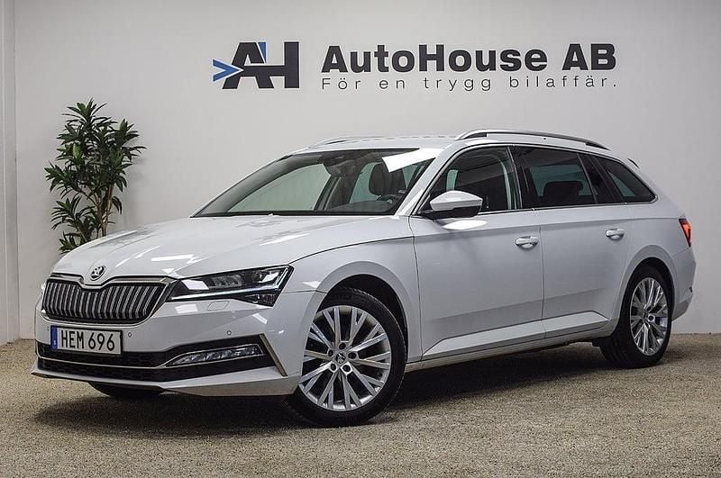 Vit Begagnad 2021 Skoda Superb Style Kombi | 229 000 kr (Marknadspris) - Bild 1/4