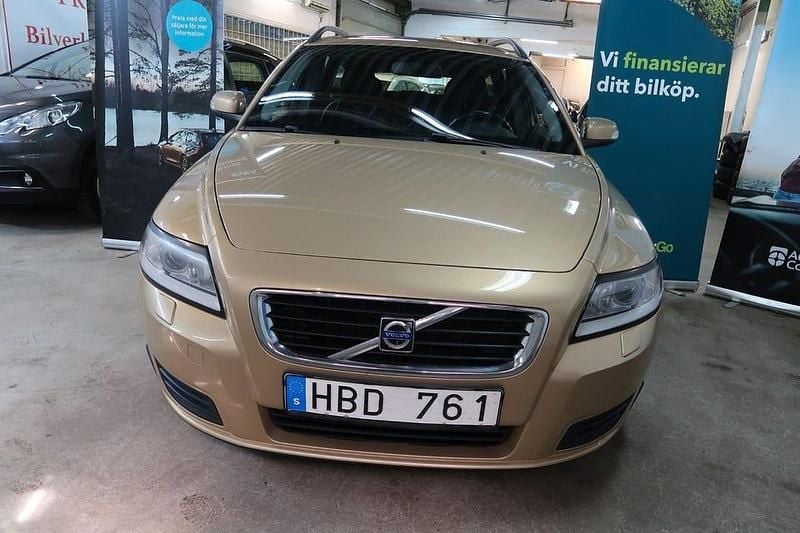 Begagnad Volvo V50 Kinetic 141 HK (103 kW) 2008 Ljusbrun (brun) Kombi