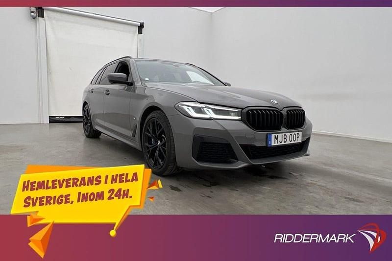 Grå Begagnad 2021 BMW 530 M Sport Kombi | 329 800 kr - Bild 1/3