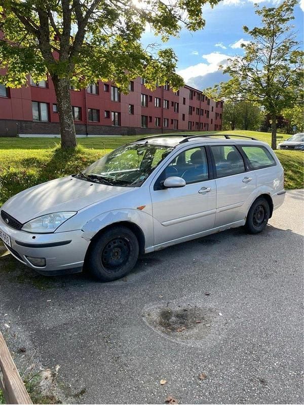 Silver Begagnad 2003 Ford Focus Kombi | 6 000 kr (Superpris) - Bild 1/4