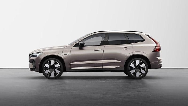 Grå Ny 2025 Volvo XC60 Plus SUV | 604 900 kr - Bild 1/4