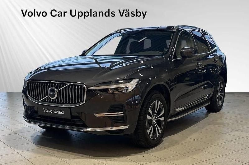 Grå Begagnad 2025 Volvo XC60 Core SUV | 519 900 kr (Marknadspris) - Bild 1/3