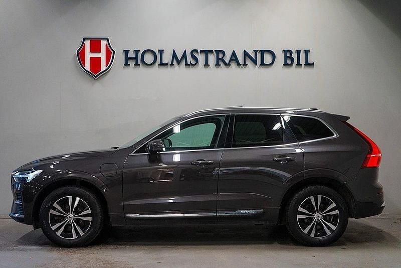 Grå Begagnad 2023 Volvo XC60 Core SUV | 384 900 kr (Bra pris) - Bild 1/4