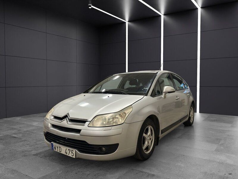 Silver Begagnad 2005 Citroën C4 Halvkombi | 24 900 kr (Marknadspris) - Bild 1/4