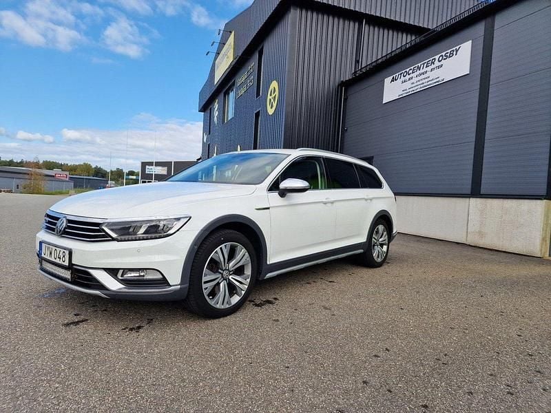 Vit Begagnad 2016 VW Passat Alltrack Kombi | 149 900 kr (Marknadspris) - Bild 1/4