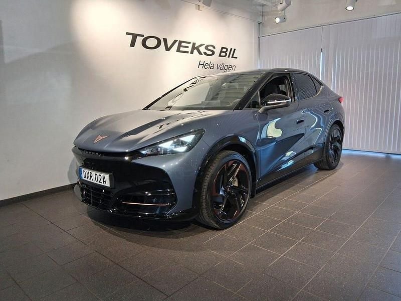 Mörkblå (tavascan blue metallic) Begagnad 2024 Cupra Tavascan VZ SUV | 489 900 kr (Bra pris) - Bild 1/4