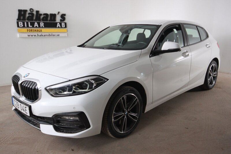 Vit Begagnad 2021 BMW 118 Sport Line Halvkombi | 229 500 kr (Lite dyr) - Bild 1/4