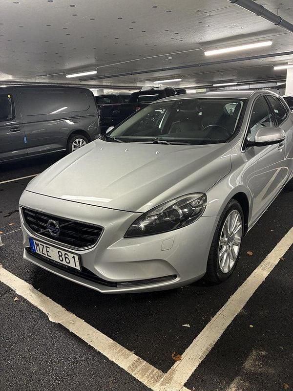 Grå Begagnad 2013 Volvo V40 Summum Halvkombi | 109 900 kr (Bra pris) - Bild 1/4