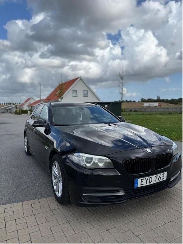 Svart Begagnad 2015 BMW 520 Comfort Edition Kombi | 155 000 kr (Marknadspris) - Bild 1/4