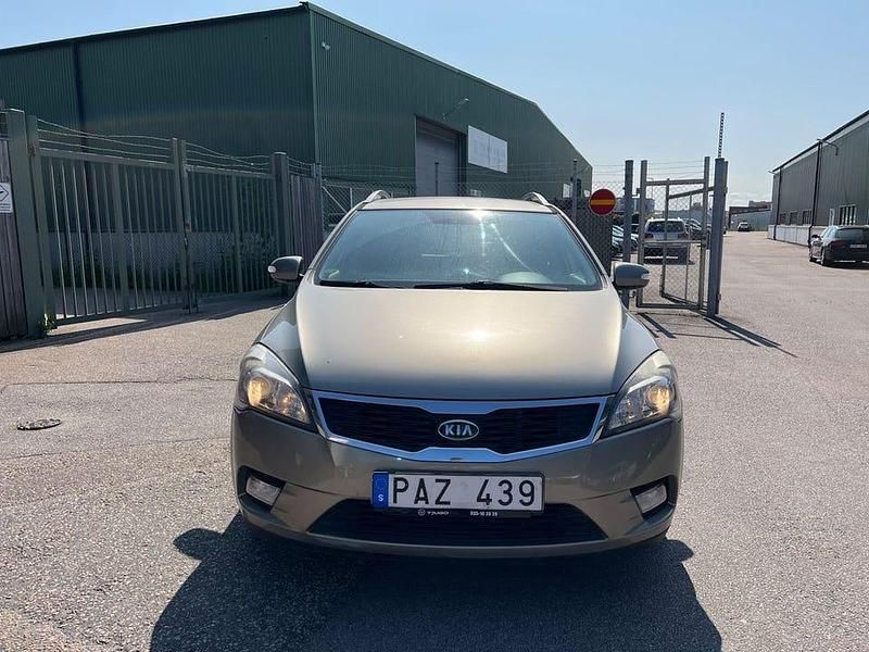 Begagnad Kia Ceed Sportswagon 128 HK (94 kW) 2011 Silver Kombi