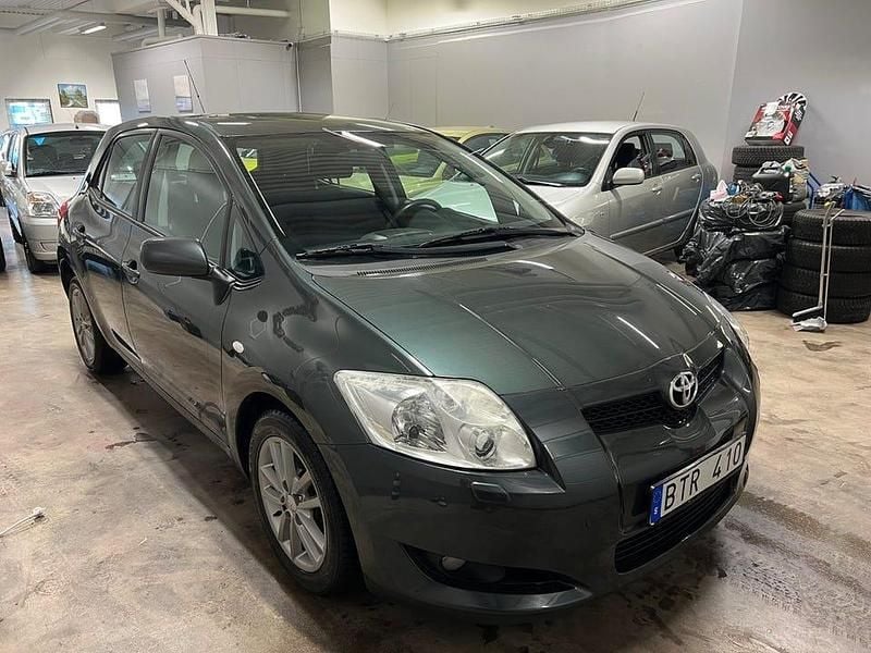 Begagnad Toyota Auris 124 HK (91 kW) 2008 Grön Halvkombi