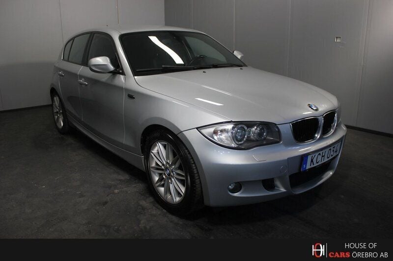 Ljusgrå (grå) Begagnad 2010 BMW 118 Advantage Halvkombi | 69 900 kr (Marknadspris) - Bild 1/4